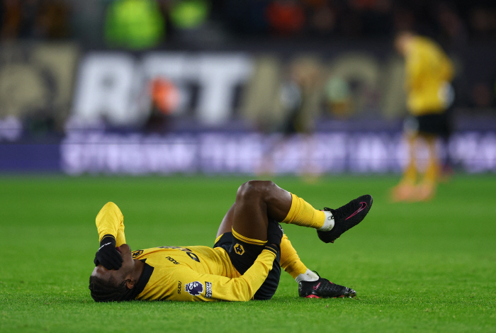 Hwang Heechan, etc. You guys don't deserve to wear uniforms! 13 losses out of 15 games → Worst team ever Wolverhampton fan outcry cheering boycott...14 crushing defeat to Manchester United