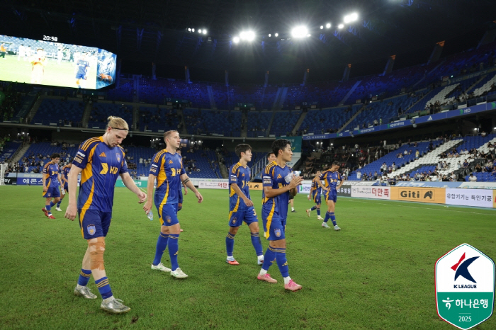 I couldn't even laugh at the end of 2025Um Won-sang's comeback goal Ulsan lost 13 to Oh Se-hoon's net goal and failed to win three consecutive ACLE games