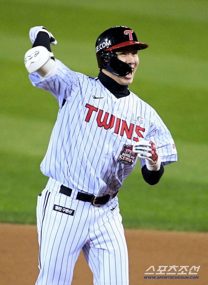 Of course, I want to sign a multi-year contract. If it's taken away, it's fatal. a time for the head of a car. Hyeja FA Park Dong-won catches Hong Chang-ki, a symbol of fostering, in advance