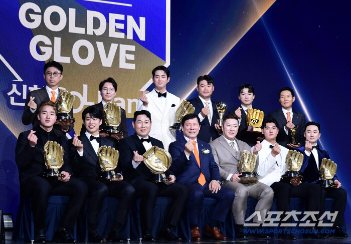  2025 Golden Glove winners taking a heart pose