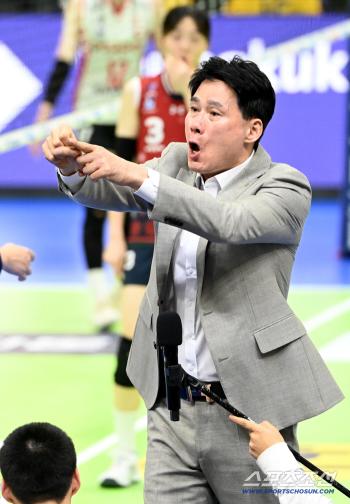  Director Kang Sung-hyung protests strongly