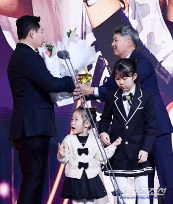  Director Kim Won-hyung congratulates Yang Eui-ji on winning the Golden Glove Award