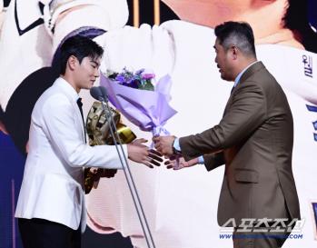  Director Lee Ho-joon, congratulations on Kim Ju-won's Golden Glove