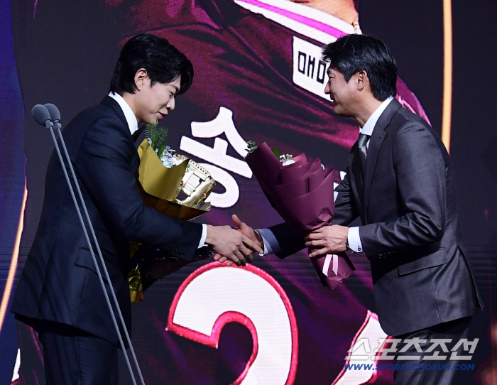  Director Seol Jong-jin, Song Sung-moon, congratulations on your first GG