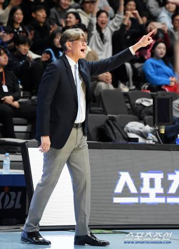  Director Son Changhwan instructs the operation