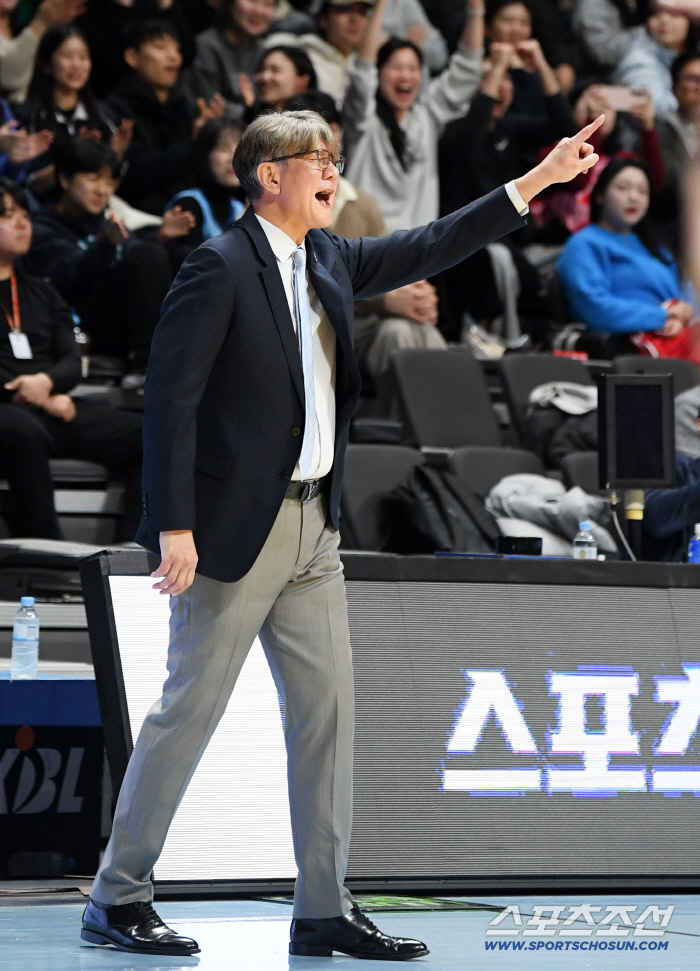  Director Son Changhwan instructs the operation