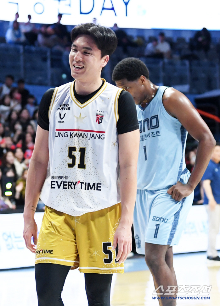  Han Seunghee looks sad about the foul