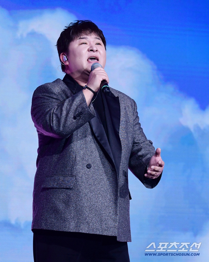  Huh Gak's energetic live performance, Golden Glove celebration stage