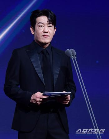  I'm here to present the Golden Glove award