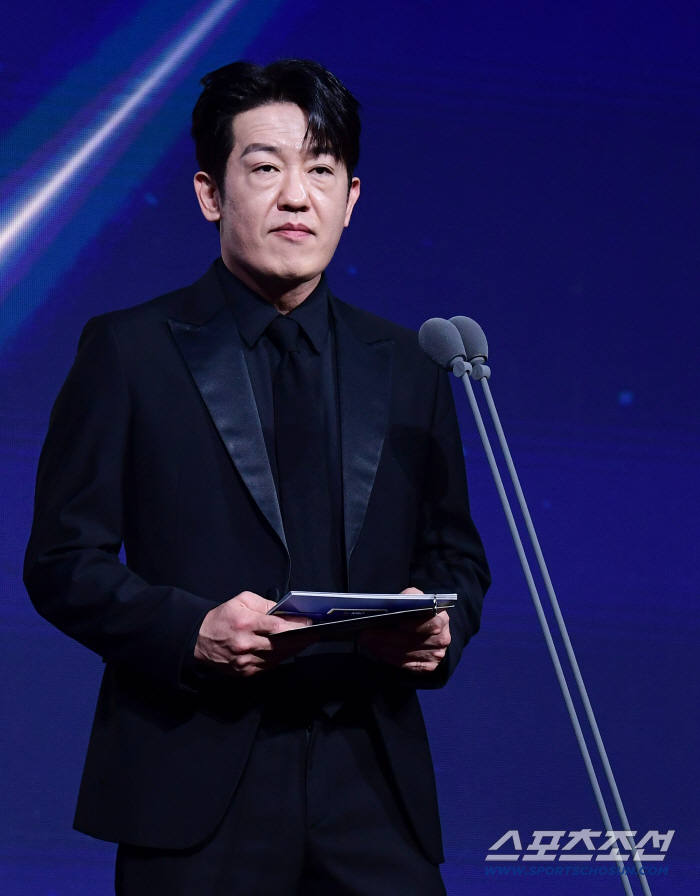  I'm here to present the Golden Glove award