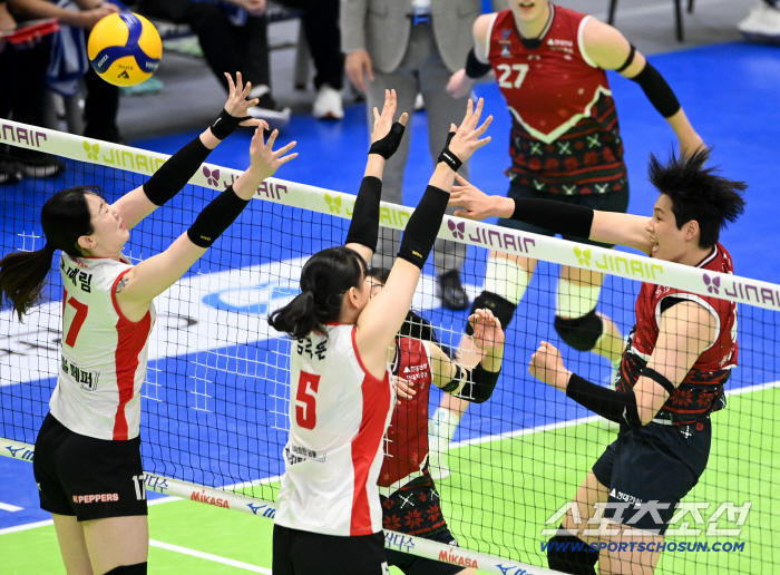  Kim Hee-jin's spike, Ko Ye-rim's hand hit and touch out