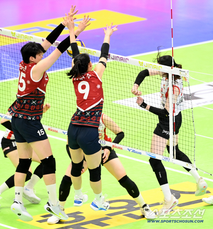  Kim Heejin blocks Ko Ye-rim