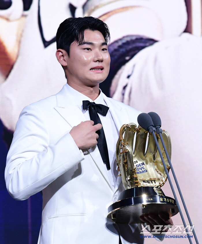  NC Kim Joo-won receives a tense Golden Glove award