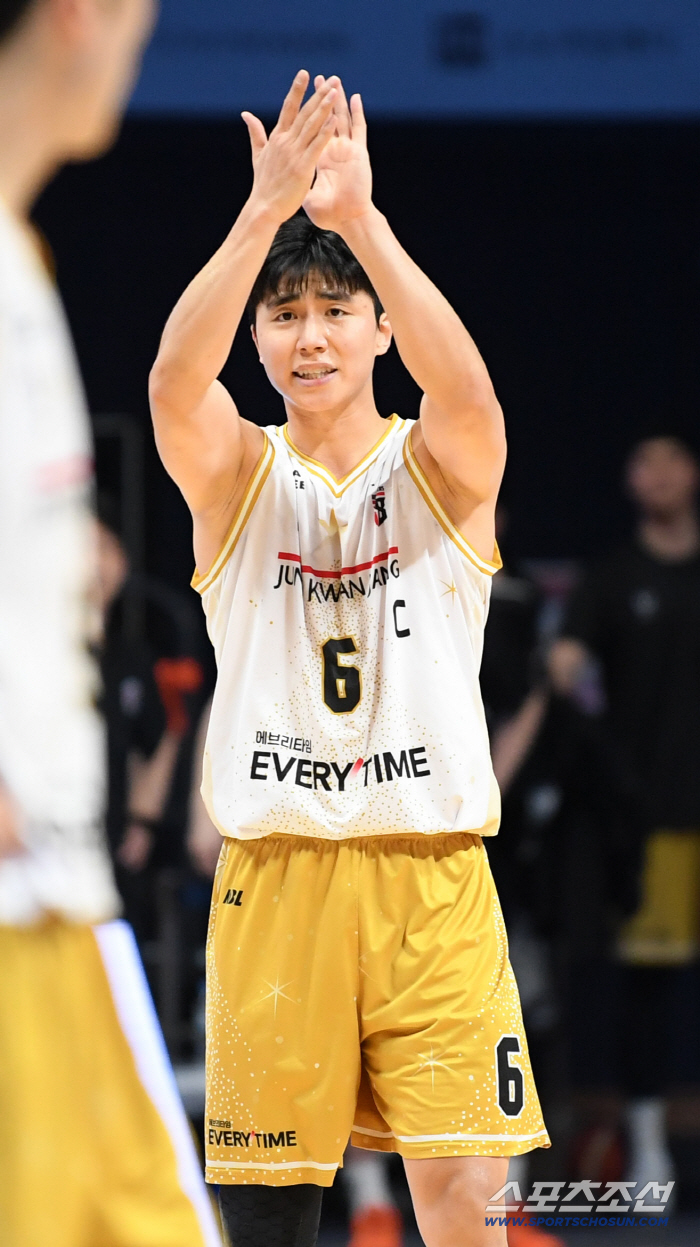  Park Jihoon raises the mood