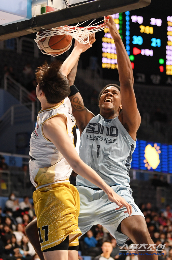  Sono Knight tries to dunk