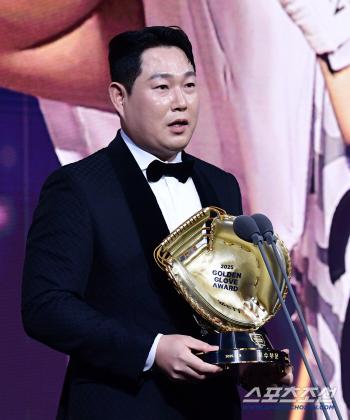  Yang Eui-ji won the 10th Golden Glove Award
