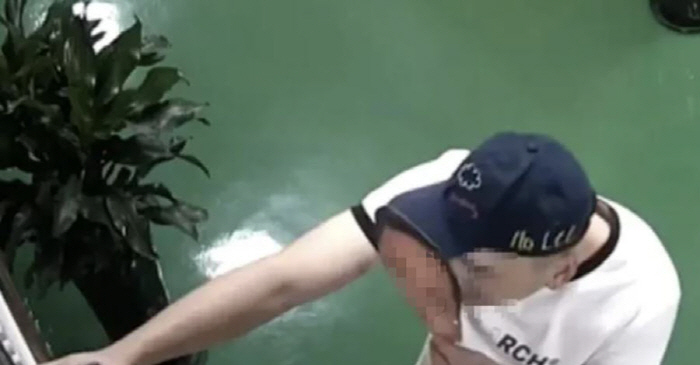 Shocking that a large number of government officials who manipulated face recognition work departments with face masks were caught