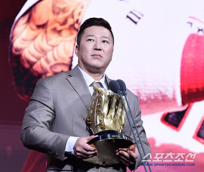 Thank you to KIA's younger brothers, Choi Hyung-woo's last greeting, the oldest GG glory ever, was given to his family