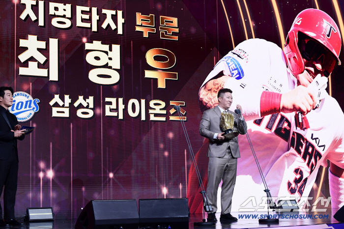 Thank you to KIA's younger brothers, Choi Hyung-woo's last greeting, the oldest GG glory ever, was given to his family