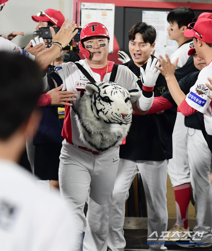 Thank you to KIA's younger brothers, Choi Hyung-woo's last greeting, the oldest GG glory ever, was given to his family