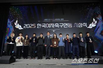 Captain Jung Ji-yeon, who led Hwacheon KSPO Travel Shinhwa, was honored as WK League MVP 