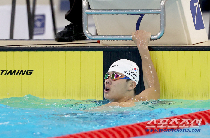 Kim Jae-hoon, who won six swimming medals in the Paralympic Games, did it! The first day of Dubai Disabled Youth AG! The National Sports Festival's loss support is 0.1 second!