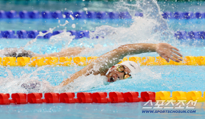 Kim Jae-hoon, who won six swimming medals in the Paralympic Games, did it! The first day of Dubai Disabled Youth AG! The National Sports Festival's loss support is 0.1 second!