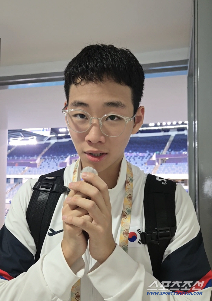 Kim Jae-hoon, who won six swimming medals in the Paralympic Games, did it! The first day of Dubai Disabled Youth AG! The National Sports Festival's loss support is 0.1 second!