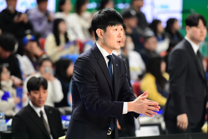 Kang Hyuk, the director of the Korea Gas Corporation, praised it. High school rookie Yang Woo-hyuk made a bold breakthrough in the fourth quarter. a natural steel heart. I don't think I could have done that