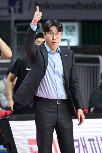  KB Stars coach Kim Wan-soo, thank you for the players who didn't give up until the end