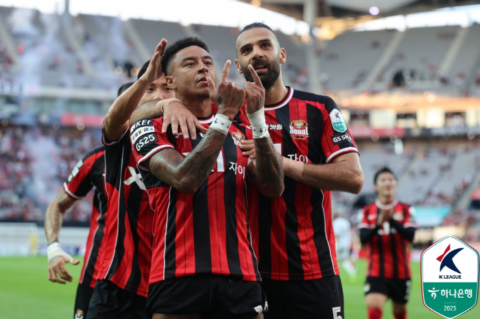 Goodbye Lingard, starting in Seoul's farewell game, loading a good bye goal...LUCAS and JUNG SEUNGWON