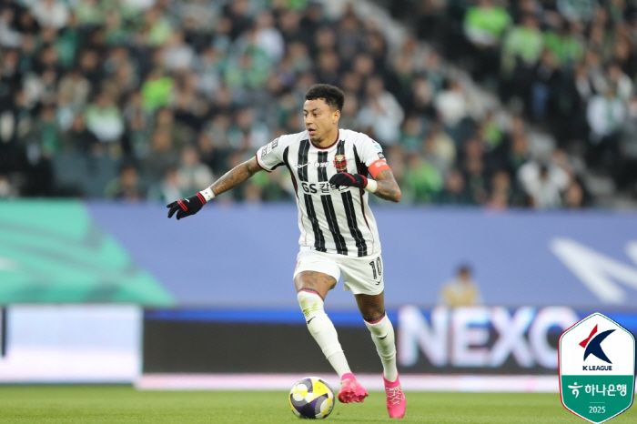 Goodbye Lingard, starting in Seoul's farewell game, loading a good bye goal...LUCAS and JUNG SEUNGWON