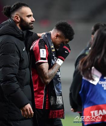  Ulbo Lingard couldn't hold back his tears in the farewell exhibition...Thank you in Korean. I love you!