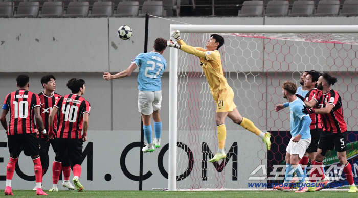  I'm responsible for goalkeeper Choi Cheol-won's ball in the air