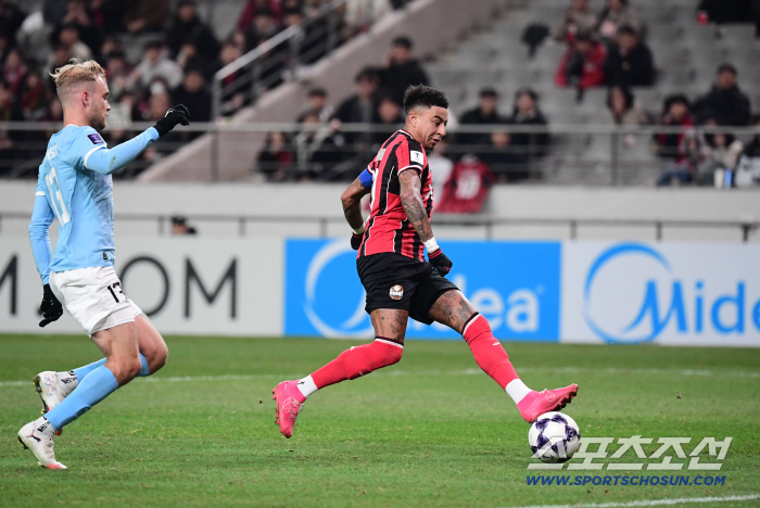  Lingard calmly scored the first goal