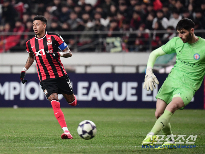  Lingard penetrates the center quickly