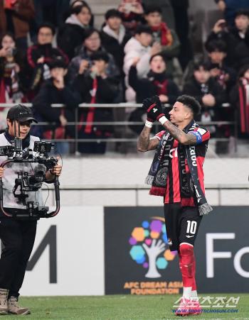  Lingard saying goodbye to Sangambeol fans