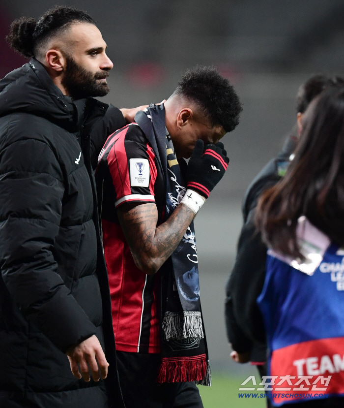  Lingard tears at the sad farewell