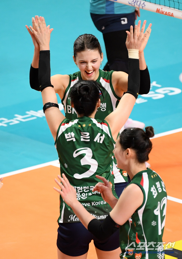  Victoria Park Eunseo, nice toss