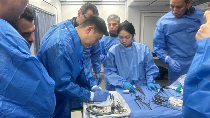 Professor Yong-san Yong of Kyungpook National University Hospital announces the excellence of Korean endoscopic surgery at the world's largest conference of vertebrae