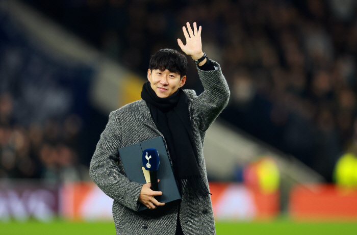 Shocking true story Tottenham forever miss SON. Tottenham Hotspur Stadium empty with legendary captain Son Heung-min → There is no one next to me in the spectators' spectacular crash