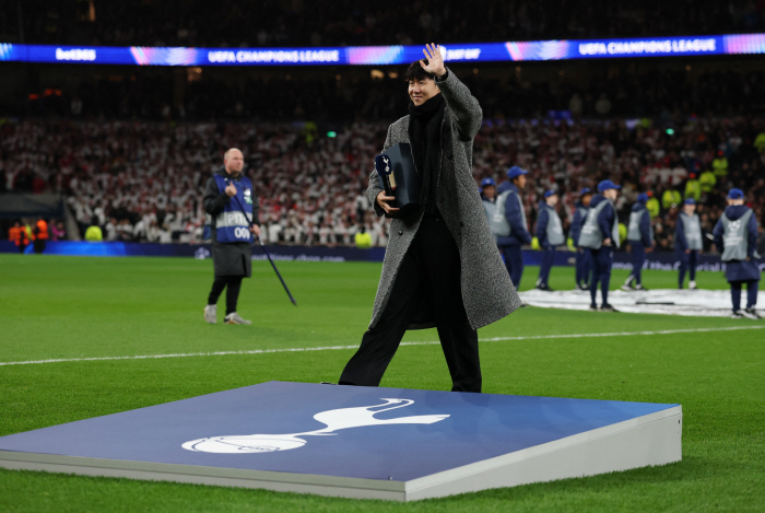 Shocking true story Tottenham forever miss SON. Tottenham Hotspur Stadium empty with legendary captain Son Heung-min → There is no one next to me in the spectators' spectacular crash