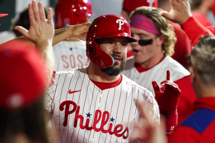 Slugger with 56 home runs, failed to transfer! → It's the same money, but my parents are left! Philadelphia re-signs for five years and 150 million