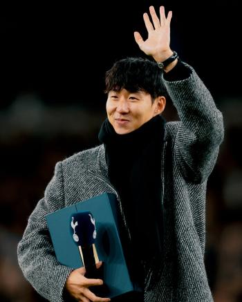 Son Heung-min, who was emotional at the farewell ceremony saying that he would always remain a Tottenham man for an amazing 10 years...Click in front of the mural  hugs with colleagues  fan standing ovation separation is also legendary!