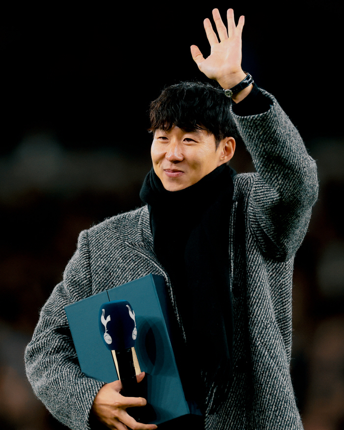 There's no player like this Even standing ovation from 50,000 spectators on the mural of the click ceremony, the EPL is also excited by the return of Son Heung-min's hot tearful Spurs battle → The hero is back an official announcement
