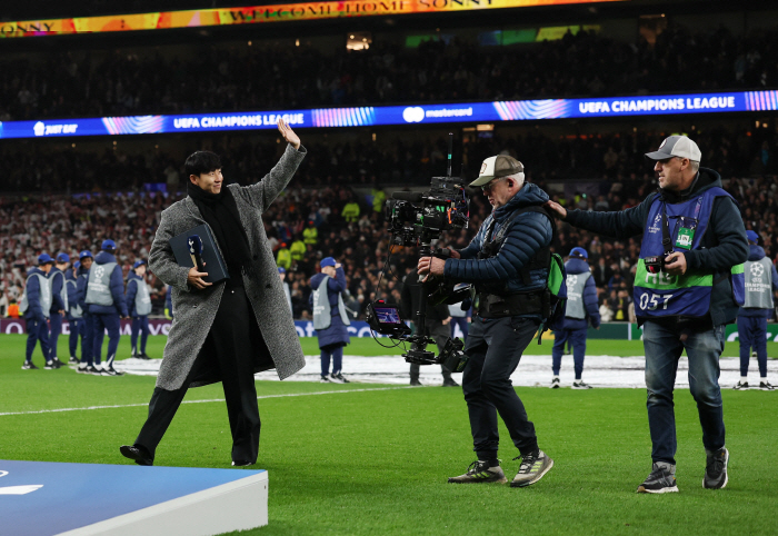 There's no player like this Even standing ovation from 50,000 spectators on the mural of the click ceremony, the EPL is also excited by the return of Son Heung-min's hot tearful Spurs battle → The hero is back an official announcement