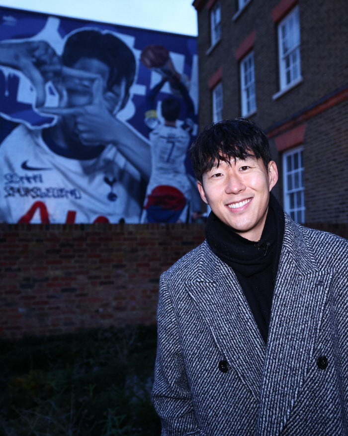 There's no player like this Even standing ovation from 50,000 spectators on the mural of the click ceremony, the EPL is also excited by the return of Son Heung-min's hot tearful Spurs battle → The hero is back an official announcement