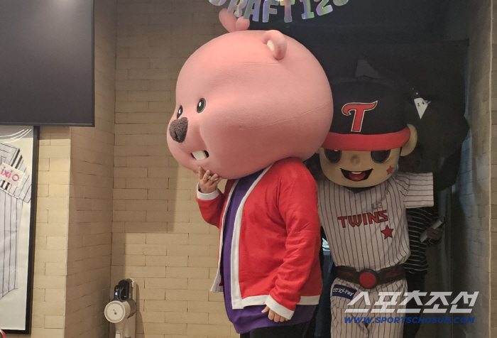 communication of multi-year contracts. 'Waiting for the answer.' 'Park Dong-won, Hong Chang-ki's multi-year contract status that Cha announced to his fans'