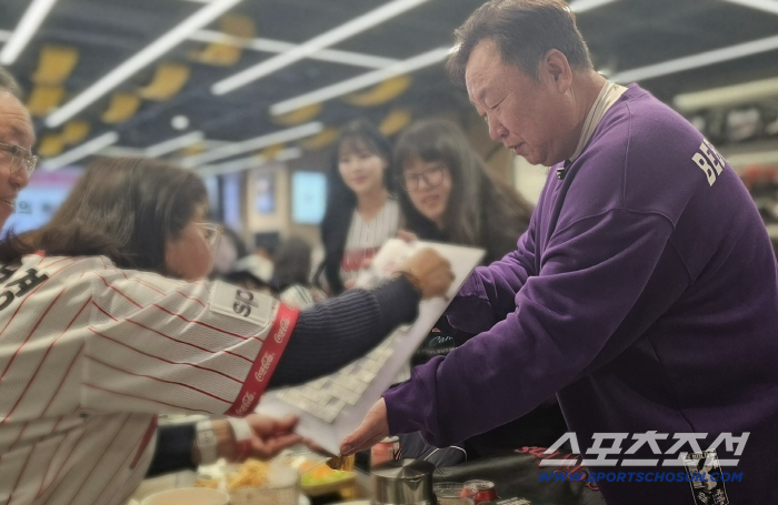 communication of multi-year contracts. 'Waiting for the answer.' 'Park Dong-won, Hong Chang-ki's multi-year contract status that Cha announced to his fans'