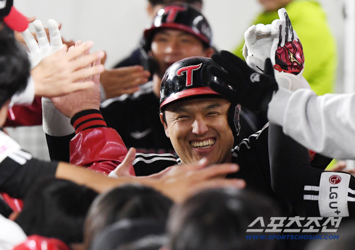 communication of multi-year contracts. 'Waiting for the answer.' 'Park Dong-won, Hong Chang-ki's multi-year contract status that Cha announced to his fans'